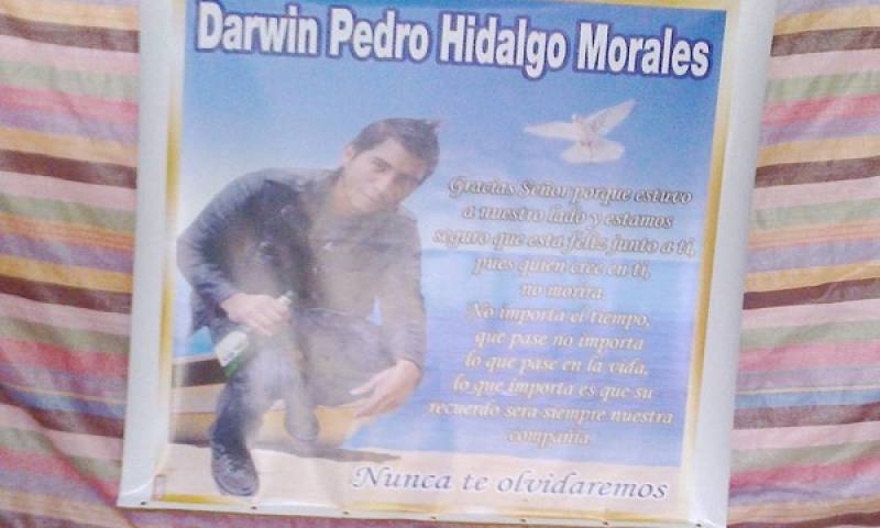 MONTALVO, Los Ríos. La familia de Darwin Hidalgo, fallecido en el accidente, creó un altar para realizarle una novena. Gisella Garcés