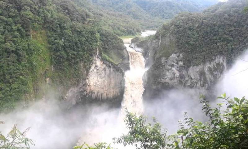 Con una altura de 150 metros y 14 metros de ancho, es la más alta del Ecuador.  Foto: El Universo
