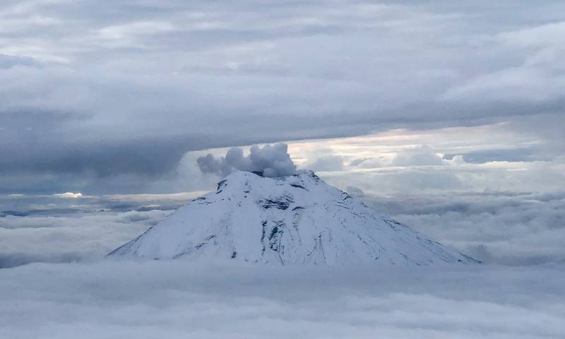 Las nubes de gases del Cotopaxi se elevan hasta los 500 metros / Foto: EFE