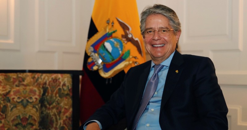 Lasso firma decreto para créditos al agro y anunciará alza del salario mínimo / Foto: EFE
