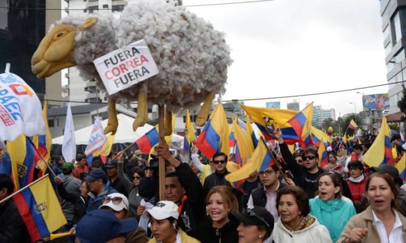 En las calles. Los militantes de CREO-SUMA, simpatizantes y ciudadanos siguen en las afueras del CNE. Foto: Expreso