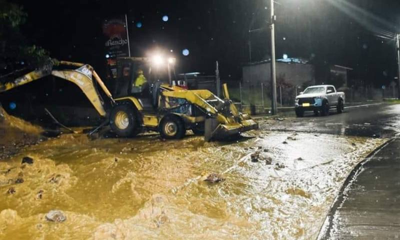 En las labores de rescate participaron miembros bomberos, policías y empleados municipales / Foto: cortesía 