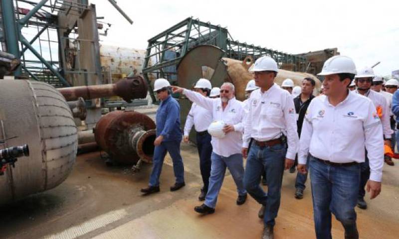 El vicepresidente Jorge Glas cuando inauguró en septiembre del 2015 la repotenciación de la refinería de Esmeraldas junto a los hoy sentenciados, Carlos Pareja y Álex Bravo. Foto: El Comercio