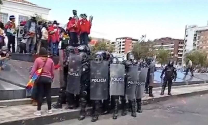 Policía dispersa protesta contra estatua de Isabel la Católica en Quito / Foto: EFE