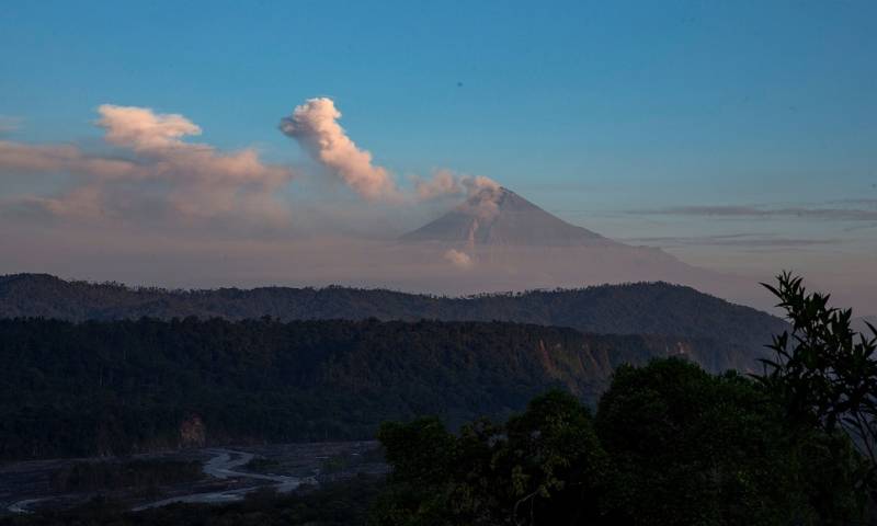 En ambos volcanes se ha observado durante la noche la salida de material incandescente por sus cráteres / Foto: EFE