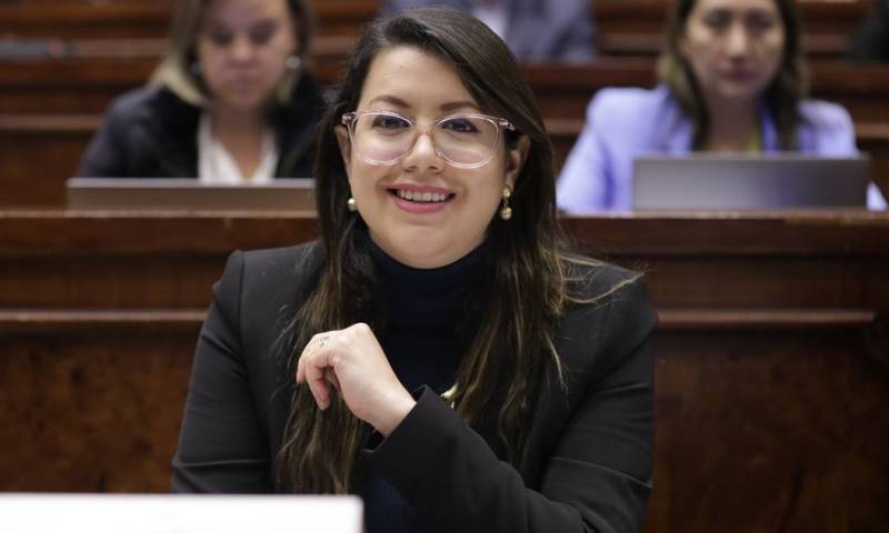 Andrea Arrobo, ministra de Energía, señaló que el plan de apagado de mecheros debe ser progresivo hasta el 2030./ Foto: cortesía Asamblea Nacional