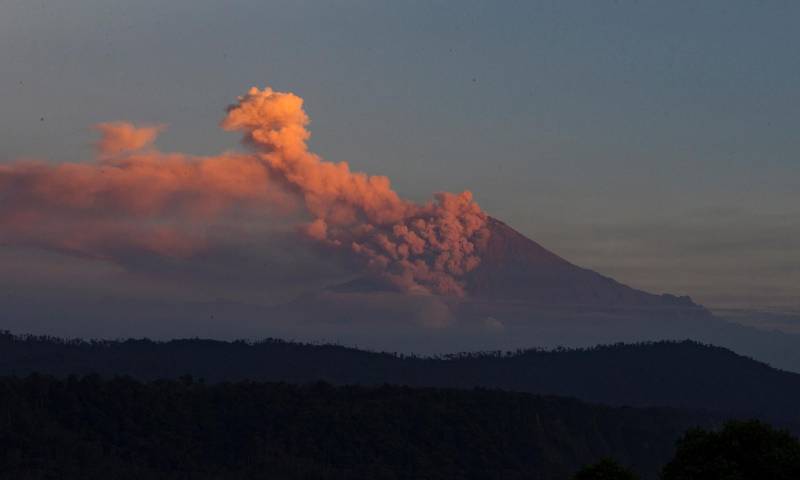 Unas dos emisiones de gases y ceniza detectadas por satélite se han elevado a alturas de entre 900 y 2.100 metros sobre el nivel del cráter, agregó el IG / Foto: EFE