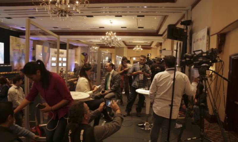 Periodistas cubriendo último proceso electoral, en área adecuada para prensa en el sitio donde se dieron resultados. Foto: El Universo