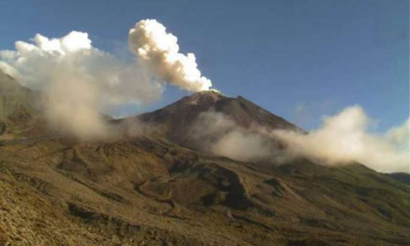 ALERTA. El volcán mantiene actividad ‘alta’. Foto: La Hora