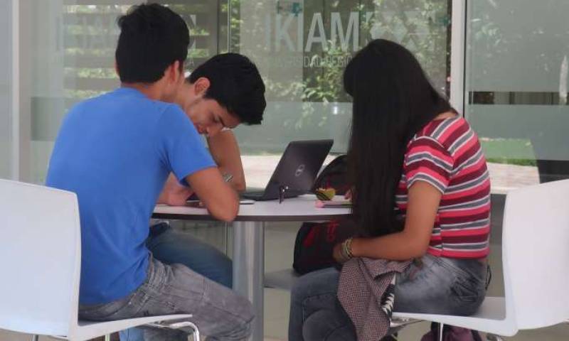 CONOCIMIENTO. Alumnos en el campus de la Universidad Ikiam, en Tena. Foto: La Hora