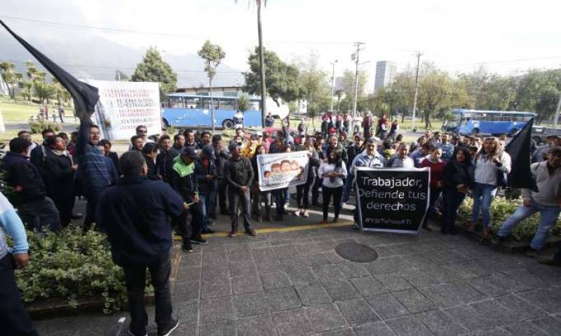 SITUACIÓN. Trabajadores que protestaron ayer en los exteriores de la entidad, salieron satisfechos con la resolución. Foto: La Hora