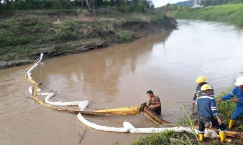 Desde el lugar de la rotura del poliducto hasta el río son varios kilómetros. Todo ese trayecto recorrió el diésel. Foto: La Hora