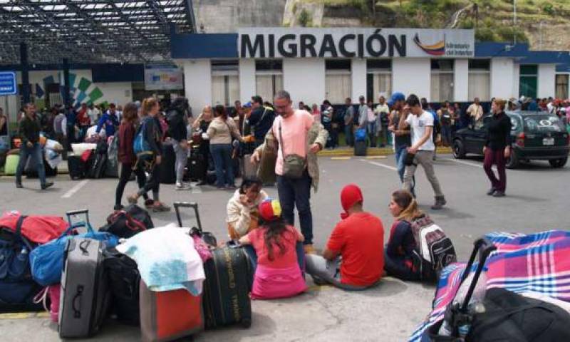 Decenas de venezolanos hacen fila para entrar al Ecuador, en Rumichaca. Los viajeros llegan con maletas y mantas para protegerse del frío. Foto: EL COMERCIO   