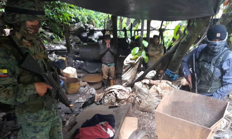Fuerzas Armadas detuvieron a 7 personas por minería ilegal en Sucumbíos / Foto: cortesía Fuerzas Armadas
