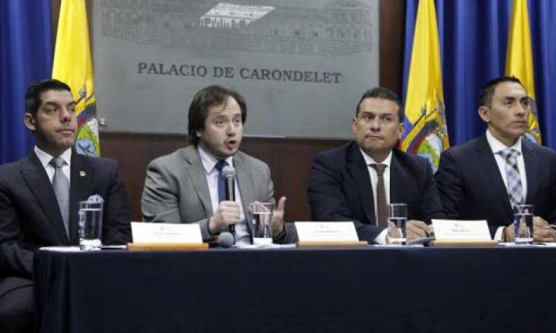 Andrés Mideros (centro), secretario de la Presidencia, informó que se reducirán gastos en USD 890 millones al año. Foto: Patricio Terán/EL COMERCIO