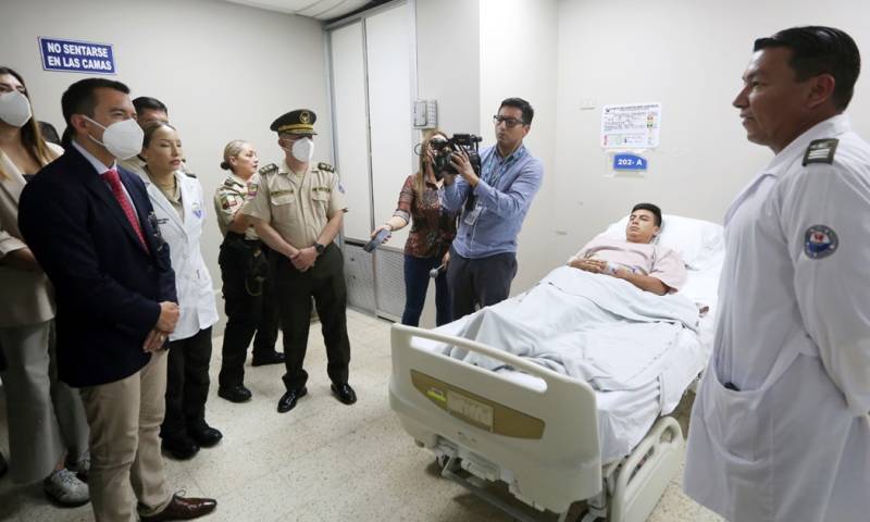  El presidente Noboa acudió al Hospital de la Policía Nacional Guayaquil N.º 2. / Foto: cortesía Presidencia