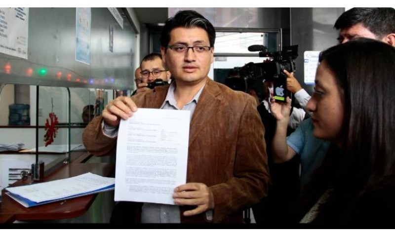 El presidente de la Mesa, Paúl Jácome, presentó la petición en un escrito que pide que se inicie una investigación de oficio contra 15 jueces de la Corte Nacional de Justicia (CNJ) de Ecuador. Foto: Expreso