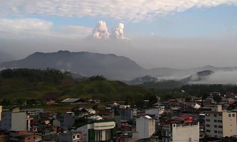 Panorámica del volcán Sangay que muestra el polvo volcánico. Foto cortesía ECU-911 Macas