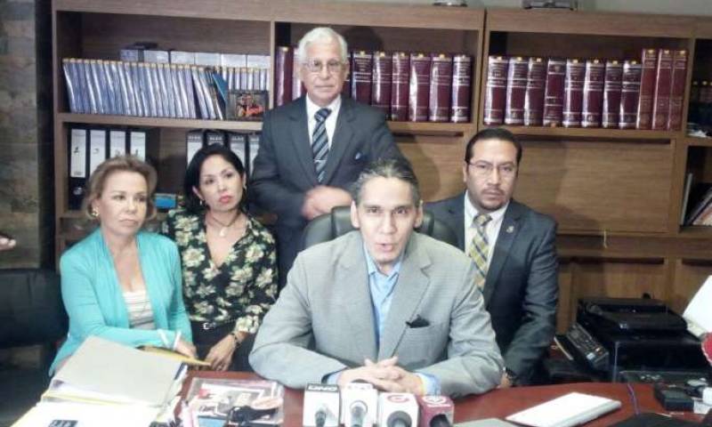 PRONUNCIAMIENTO. Los exjueces rechazaron la decisión del CAL a través de una rueda de prensa, en Guayaquil. Foto: La Hora
