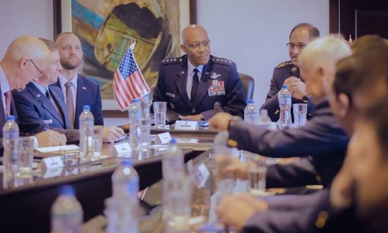 Se reunió con diferentes autoridades y reafirmó el compromiso de defensa entre los Estados Unidos y el Ecuador / Foto: cortesía embajada EE.UU.