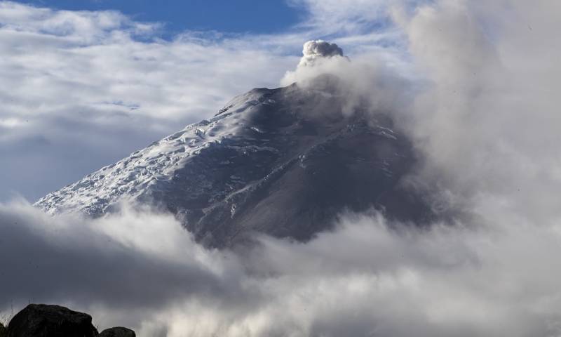 La red sísmica de vigilancia del Cotopaxi registró 116 sismos leves de "largo periodo", relacionados con el movimiento de fluidos en el interior del volcán / Foto: EFE