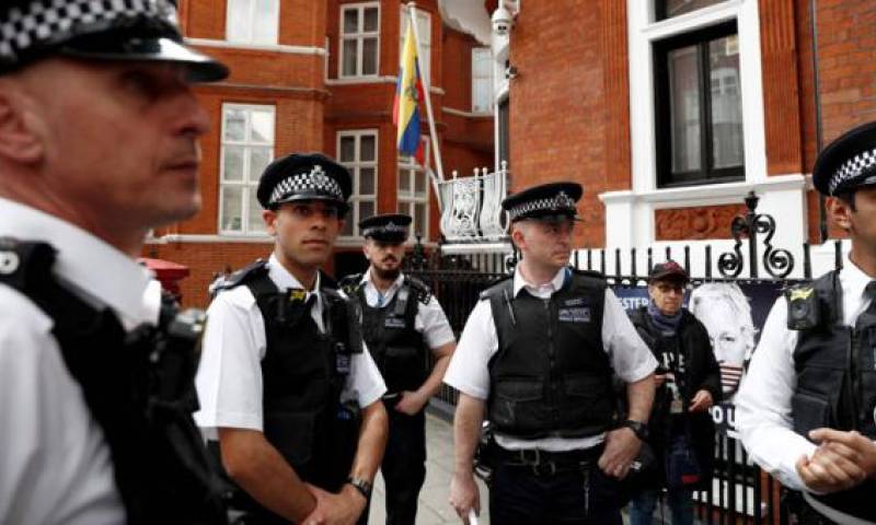 Oficiales de la policía británica frente a la embajada de Ecuador en Londres. Foto: El Comercio