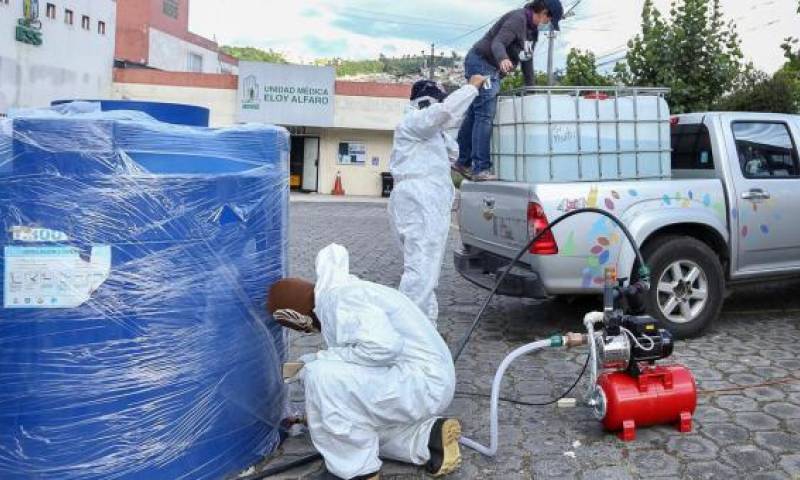 Las autoridades informaron que se han fabricado arcos de desinfección para mercados, uno de ellos se encuentra instalado en San Roque, en el centro de Quito. Y en los próximos días se espera que empiece a operar una máquina para la sanitización de calles y veredas. Foto Twitter Otto Sonnenholzner