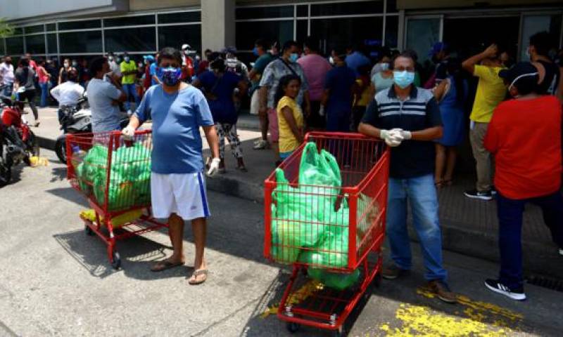 Ayer (jueves 2 de abril del 2020) en Guayaquil, decenas de personas se aglomeraron en un supermercado para abastecerse de víveres. Foto: EFE