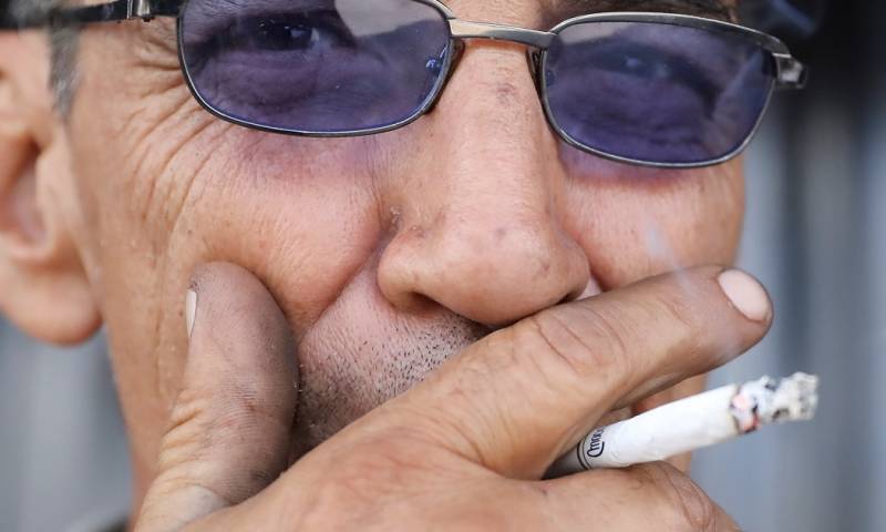 El cigarrillo causa 351.000 muertes al año en 8 países de Latinoamérica, según estudio / Foto: EFE