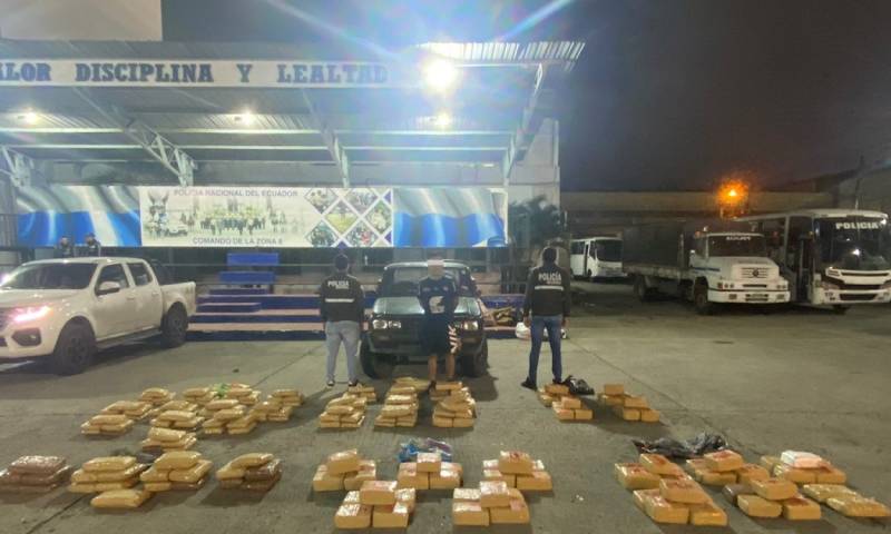 La policía indicó que la droga se halló en seis sacos de yute, que tenían 198 paquetes rectangulares, que estaban en el cajón de una camioneta/ Foto: cortesía Policía Nacional