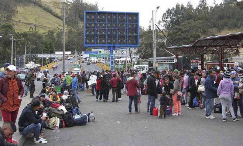 En el puente de Rumichaca se da servicios de orientación migratoria a ciudadanos que llegan de Venezuela. Foto:  El Comercio