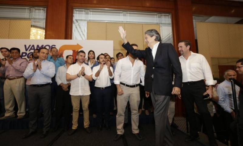 Equipo. Guillermo Lasso agradeció ayer a sus colaboradores por la segunda campaña electoral. Foto: Expreso