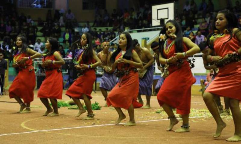Como complemento al festival del canto hubo un encuentro de danzas folclóricas de las distintas etnias del Ecuador. Foto: El Comercio