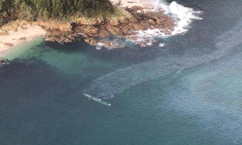 Imagen aérea del narcosubmarino localizado en la ría de Aldán (Pontevedra). POLICÍA NACIONAL /Foto: El País