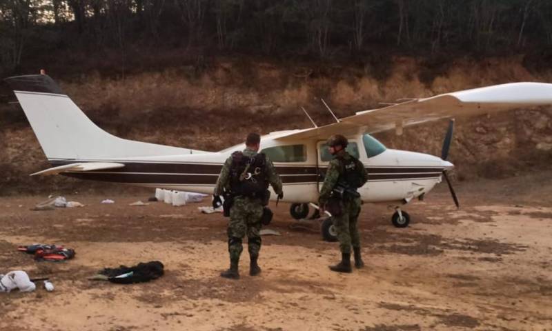 Fue detenido el piloto de la "narcoavioneta", de nacionalidad mexicana, y se decomisaron tres vehículos que estaban en el lugar  / Foto: cortesía