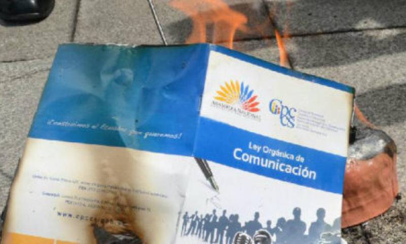 Periodistas del Ecuador quemaron simbólicamente la Ley de Comunicación. Foto: La República