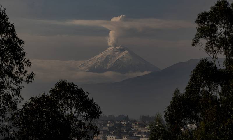 La actividad del Cotopaxi se incrementó desde finales de octubre, cuando comenzó a emitir gases y vapor de agua, acompañados de ceniza / Foto: EFE