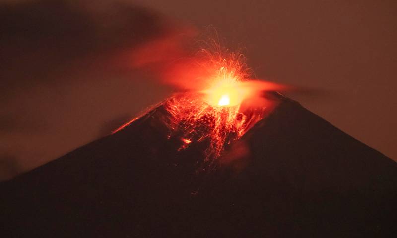 El volcán Sangay lanzó en la madrugada de este viernes una gran nube de ceniza que alcanzó los 8 kilómetros / Foto: EFE