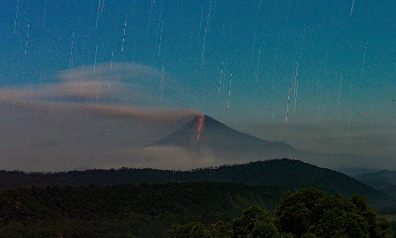 La actividad superficial e interna de esta montaña es calificada de alta por el IG, que también informó de la salida de material incandescente por el cráter / Foto: EFE