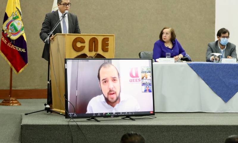 En el sorteo participaron las autoridades del órgano electoral y los integrantes del Comité Nacional de Debates / Foto: cortesía CNE