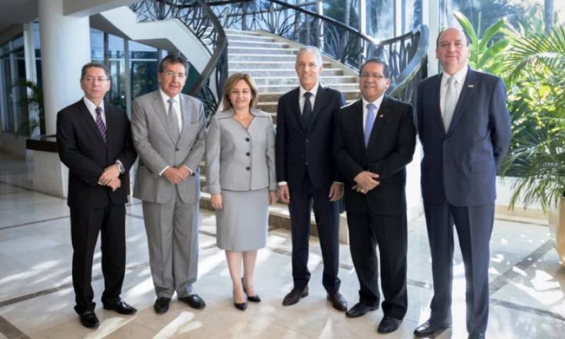 El fiscal general de Ecuador, Carlos Baca Mancheno (derecha), se reunió con sus pares de Panamá y Suiza, Kenia Porcell y Michael Lauber (en el medio), para avanzar. Foto: Expreso