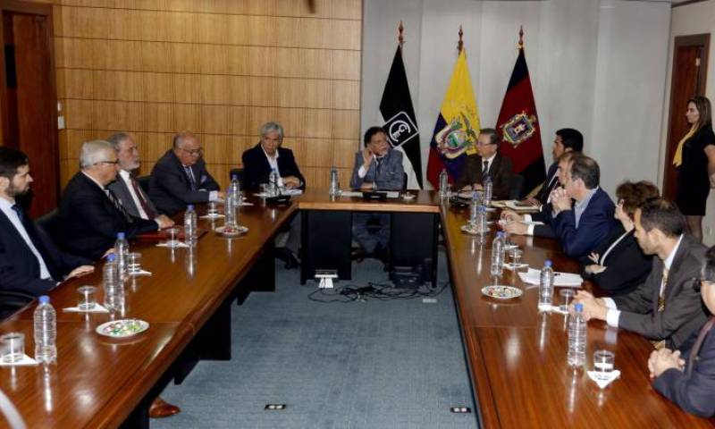 Pablo Celi recibió el aporte del Foro de Economistas para la auditoría de la deuda pública. Foto: Expreso