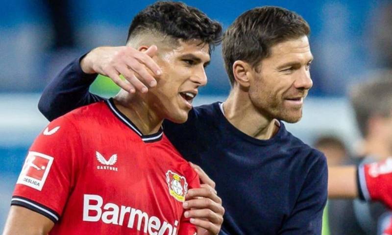 Piero Hincapié y Xabi Alonso han tenido un año inolvidable / Foto: cortesía Bundesliga