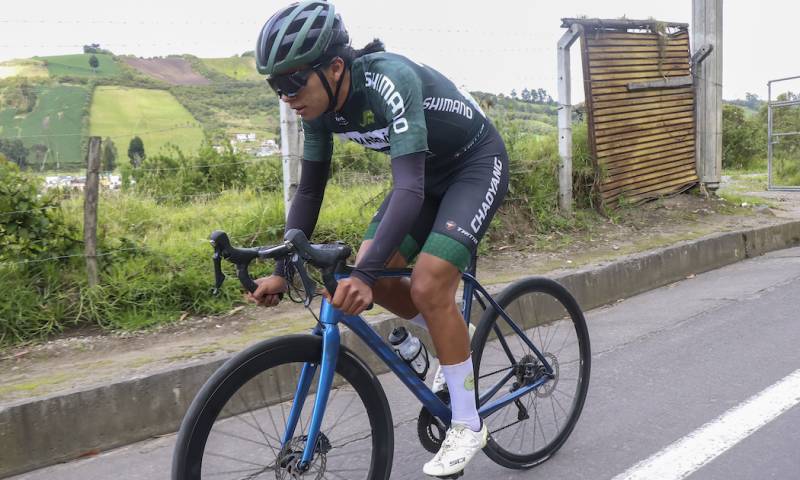 Elvis Cotacachi se ha convertido en el primer ciclista indígena profesional de Ecuador / Foto: EFE