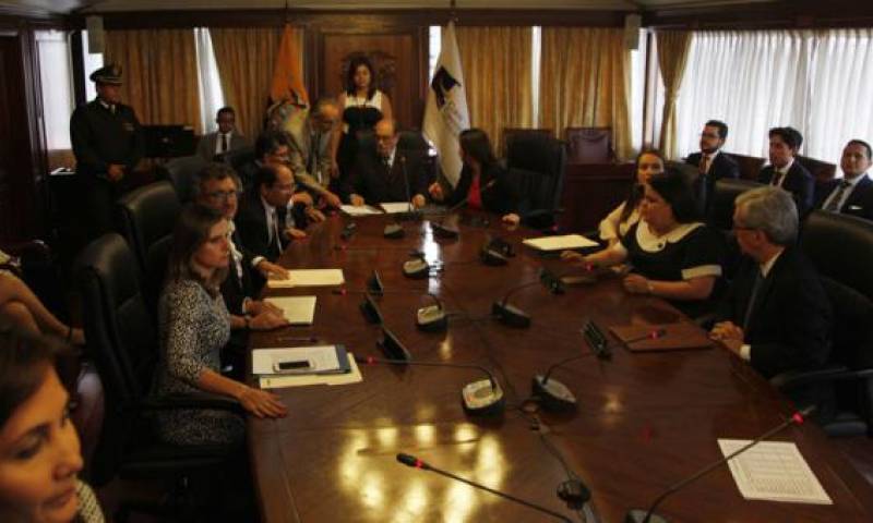 Los jueces de la Corte Constitucional, el martes, durante su primera reunión.  Foto: El Comercio