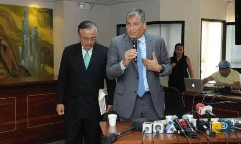 AUDIENCIA. El pasado jueves se ordenó la prisión preventiva de Rafael Correa, acompañado de Alexis Mera (izquierda). Foto: La Hora