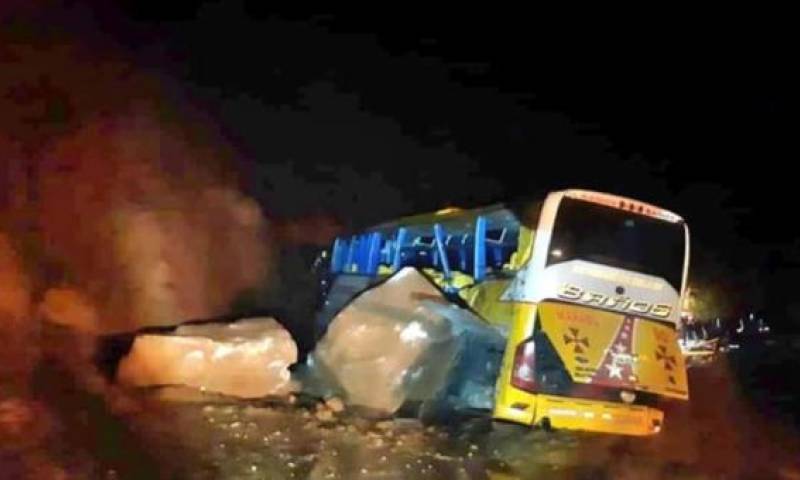 Bus interprovincial de la cooperativa Baños, fue impactado por rocas en el sector de Guacamayos, la noche del viernes 27 de diciembre. Foto: Twitter Christian Sánchez 