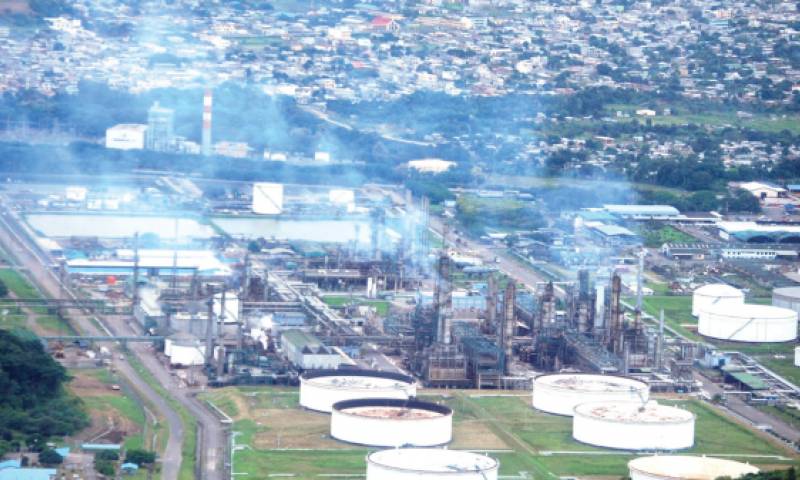 El complejo industrial de la Refinería de Esmeraldas produce el 50% de lo que requiere el país en temas de combustibles, la diferencia es importada. Foto: La Hora