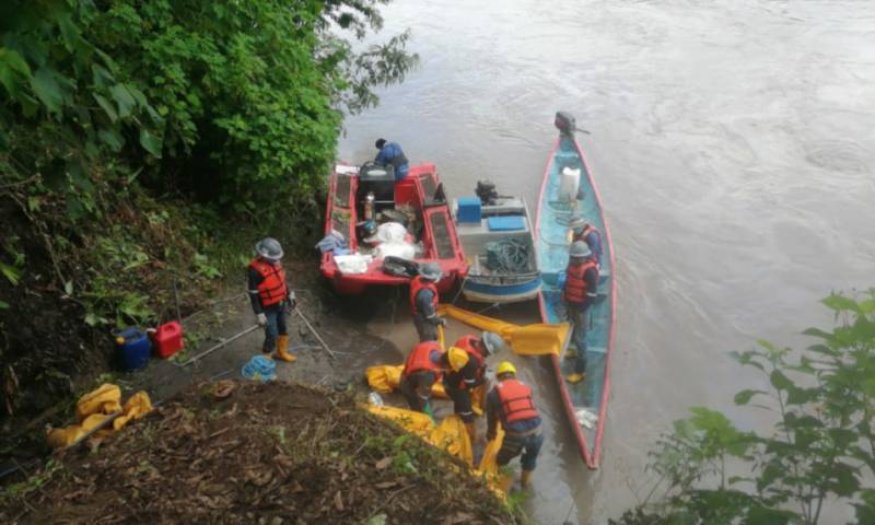  Personal de OCP realizó este 8 de abril una inspección en el río Coca para conocer los alcances de la ruptura del oleoducto. - Foto: OCP