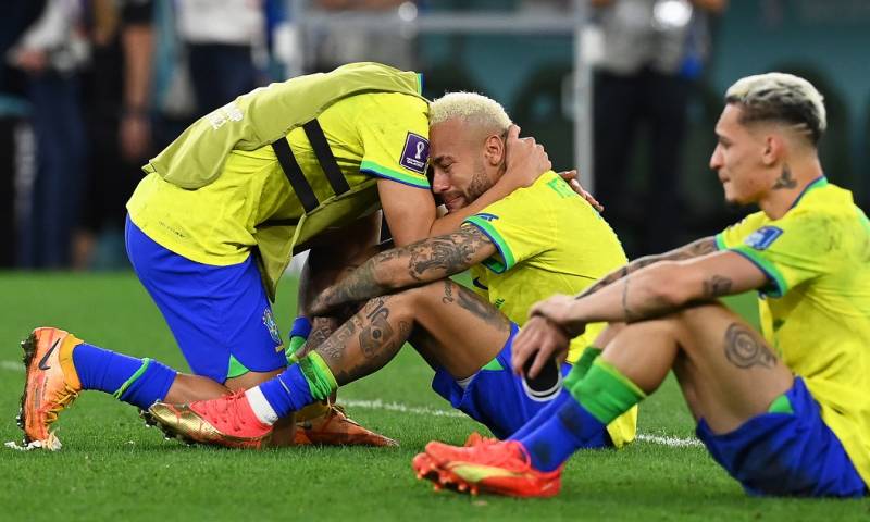 Entre lágrimas, desolada, sin hallar explicación a lo que le había sucedido, con sus jugadores en el suelo, la selección de Brasil lamentó otro fracaso / Foto: EFE